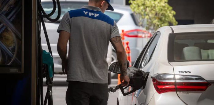 A partir de este martes bajarán los precios de la nafta y gasoil