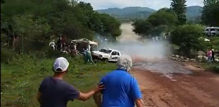 Rally: un auto perdió el control y embistió a un camarógrafo en Tucumán