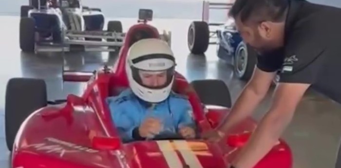 ¡A lo Colapinto! El Kun Agüero se animó a probar un fórmula en un circuito de Dubai