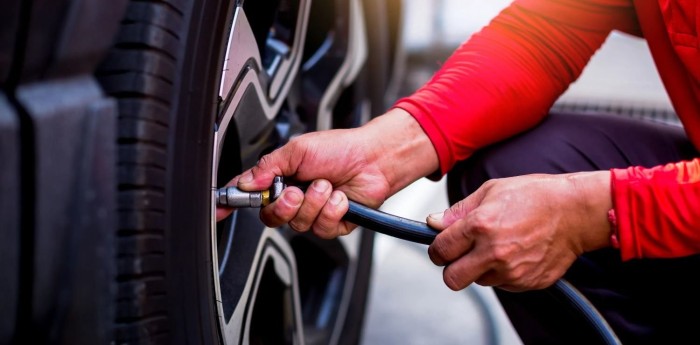 Verano 2025: ¿Cuánto aire hay que cargarle a los neumáticos antes de salir a la ruta?