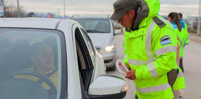 Verano 2025: ¿Qué documento debo presentar para usar legalmente un auto ajeno tras la anulación de la cédula azul?