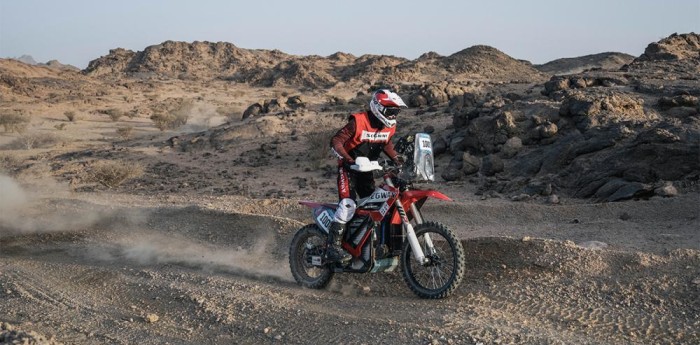 Dakar 2025: el argentino que es debutante y pelea por el podio con una moto eléctrica