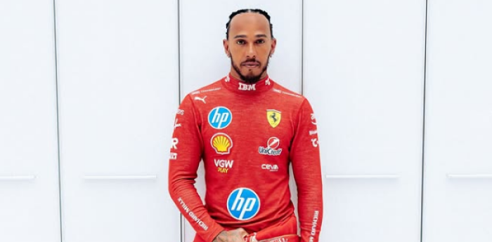 ¡La foto más esperada! Hamilton y su primera foto con el buzo antiflama de Ferrari