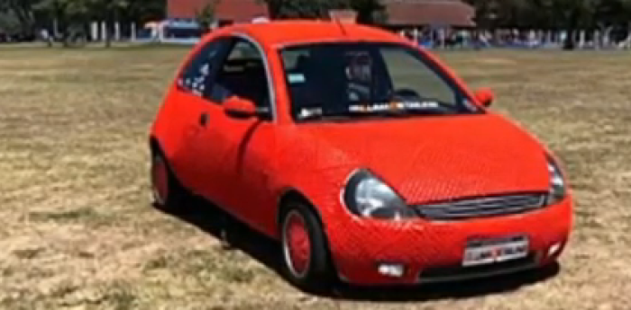 ¡Espectacular! Su madre le tejió una funda de lana para el auto y ganó un premio