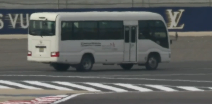 F1: ¡Insólito! Un autobús se metió en la pista de Bahréin y provocó la bandera roja