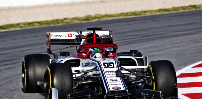 Alfa Romeo domina la mañana en Barcelona