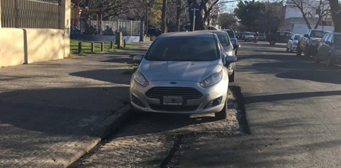 Insólito: asfaltaron con autos estacionados