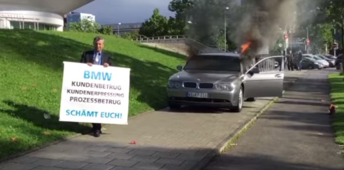 Incendió su BMW al frente de un museo de la marca