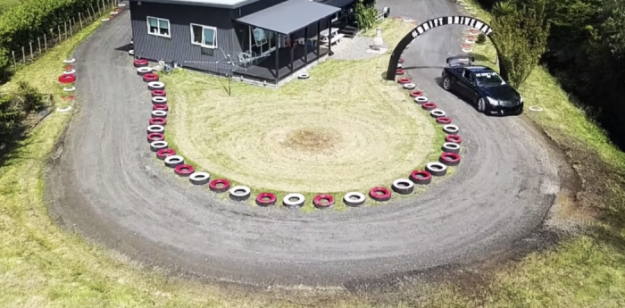 Un japonés construye un circuito de drift alrededor de su casa