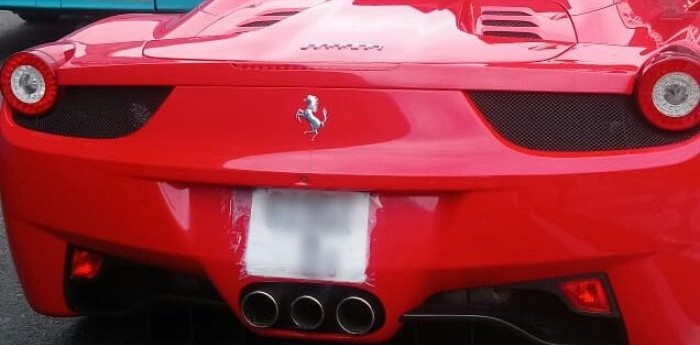 Manejó una Ferrari con una patente de papel