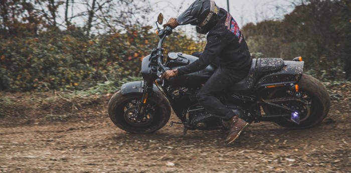 Una Harley Fat Bob en el lugar menos pensado: una pista de tierra