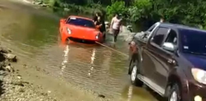 Una Ferrari se quedó en un vado de agua en Córdoba