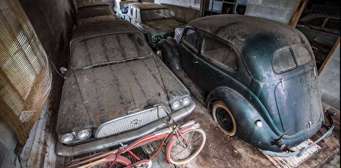 Encontraron 50 autos clásicos en un garage abandonado