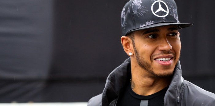 Hamilton cerca de la pantalla grande