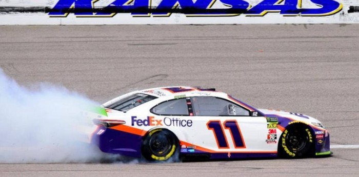 Nascar: el "cartero" llama dos veces, Hamlin vuelve a ganar en Kansas