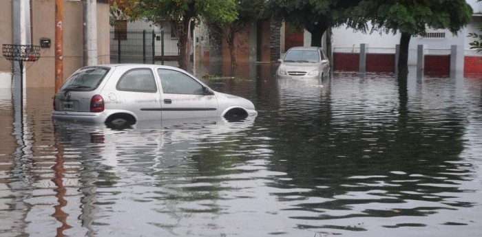 ¿Qué hacer cuando se inunda tu auto?