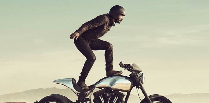 Keanu Reeves protagoniza las publicidades de Squarespace con sus motos Arch