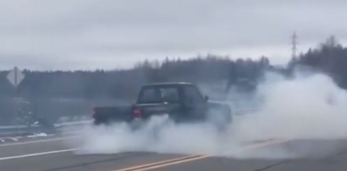 Puso marcha atrás mientras iba a 64 km/h