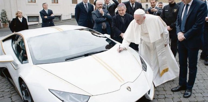 Subastan el Lamborghini del Papa Francisco