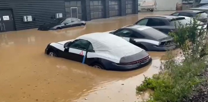 Autos Porsche 0km bajo el agua en las inundaciones de Alemania