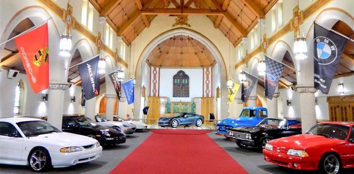 Era una Iglesia y ahora es un garage de autos y motos