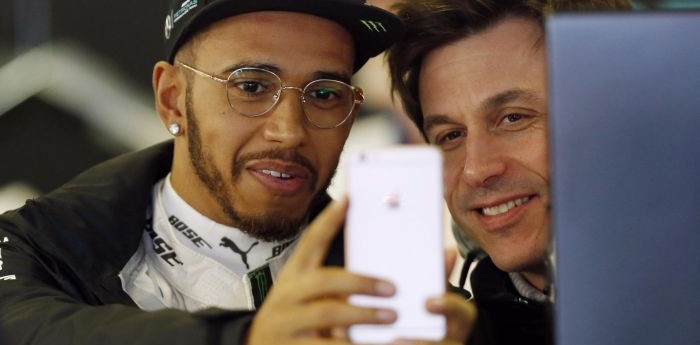 Mercedes no va a controlar a Hamilton