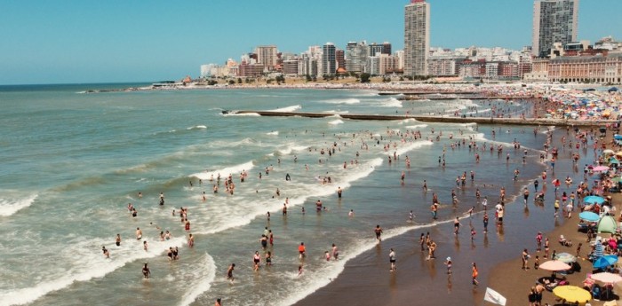 Verano 2025: ¿Cuánto dinero se necesita para vacacionar 15 días en Mar del Plata, Brasil o Iguazú?